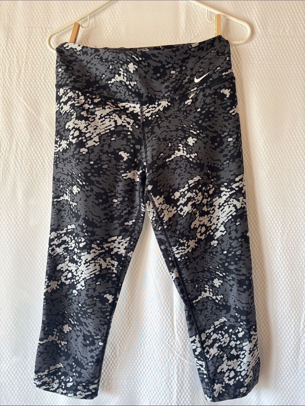Nike Girls Black & White Pixel Print Cropped Leggings
